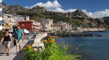 Курортный город Джардини Наксос в Сицилии