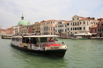 Добраться до Дворца дожей можно на речном трамвае