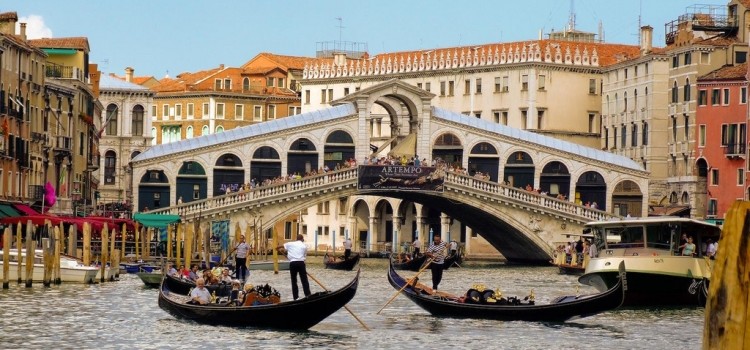 Романтичный и древний мост Риальто в Венеции