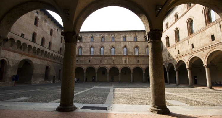 Внутренние дворы в замке Сфорца