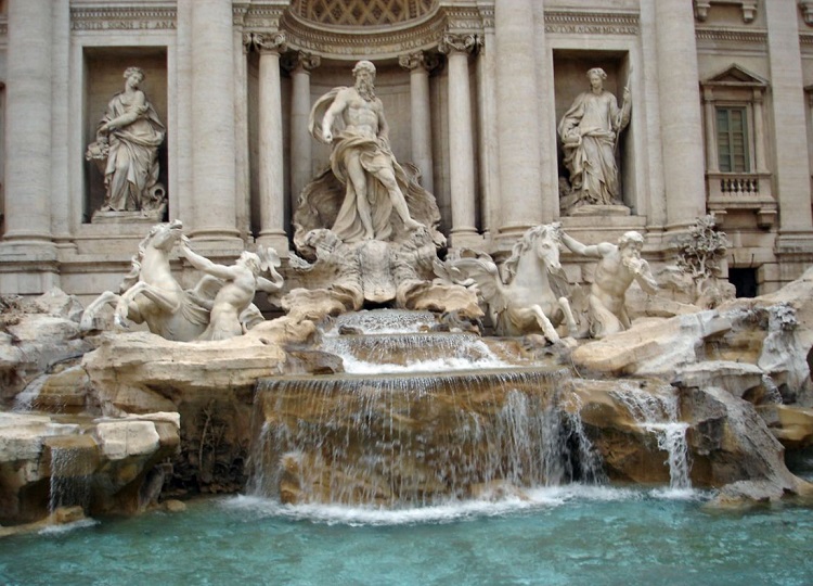 Фонтан Треви - самая популярная достопримечательность в Риме