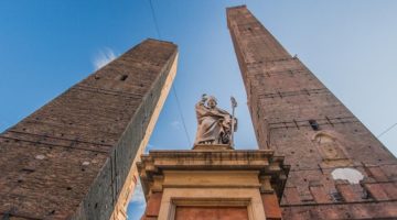 Падающие башни в Болонье - известные достопримечательности Италии