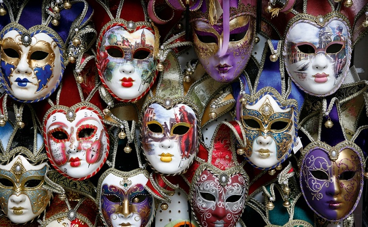 Непременный атрибут Венецианского карнавала - карнавальная маска