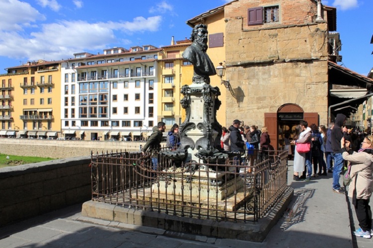 Достопримечательности Флоренции - знаменитый Золотой мост Понте Веккьо