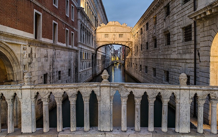 Легенды, связанные с достопримечательностью Венеции - мостом вздохов