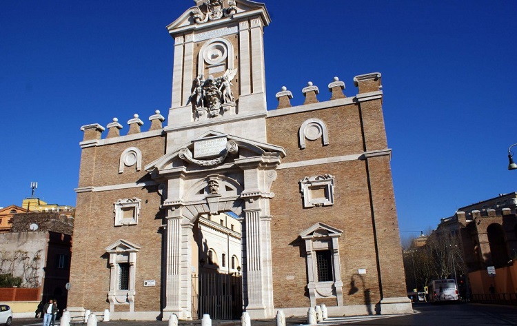 Ворота Порта Пиа - величественное городское сооружение Рима