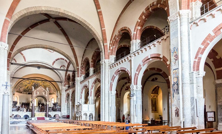 Внутри базилики Святого Амвросия и описание достопримечательности