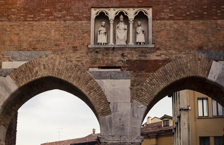 Ворота Сант-амброджио и история строительства старинной базилики