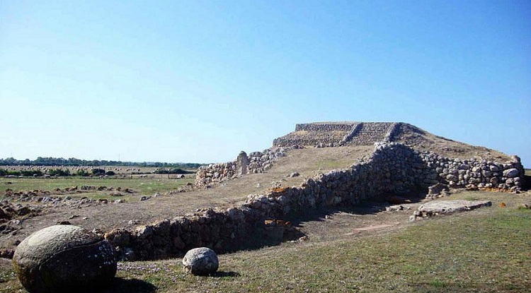 Фото и описание древних гробниц на итальянском острове Сардиния