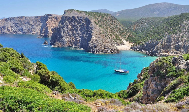 Необитаемый остров Раццоли - главная достопримечательность Сардинии