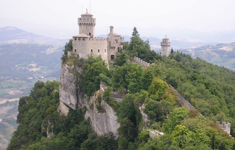 Описание достопримечательности в Сан-Марино - горы Монте-Титано